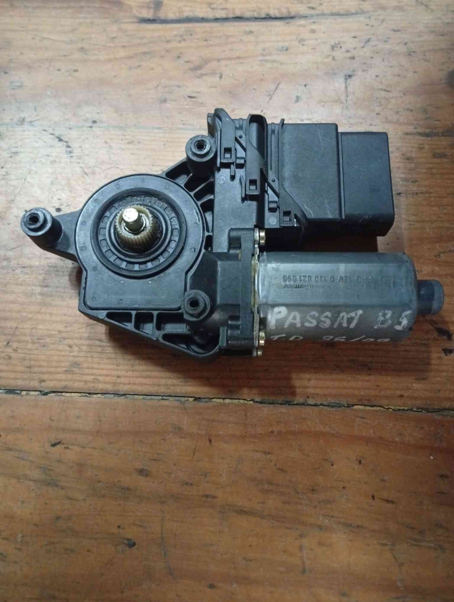 Motor Vidro Trás Direito - VW PASSAT B5 (3B2) 2000