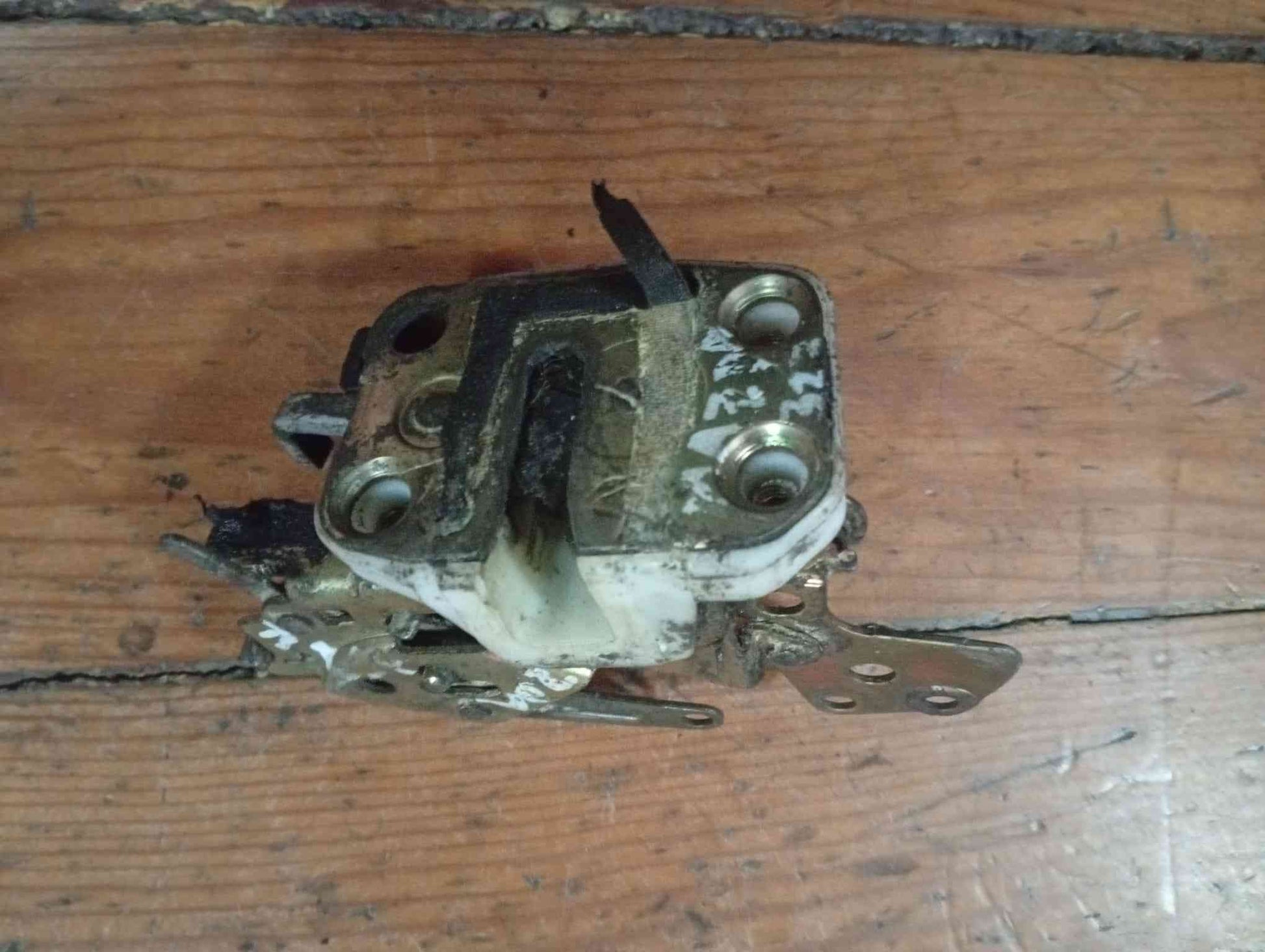 Fechadura / Fecho Porta Esquerdo - MAZDA 323 F V (BA) 1994
