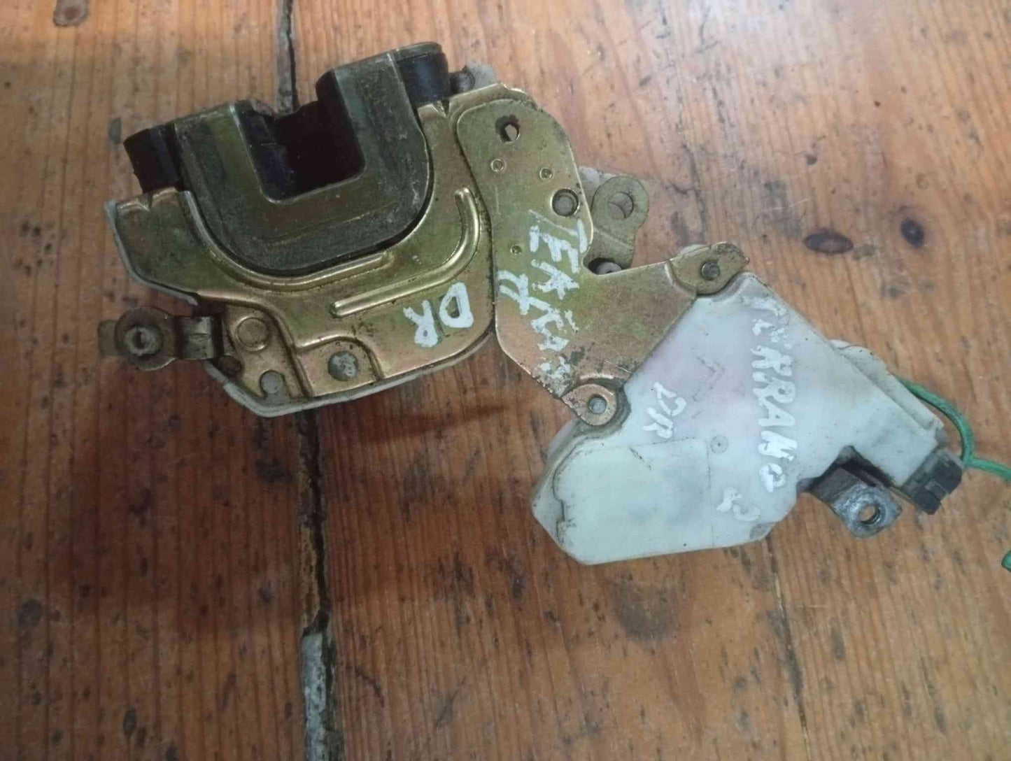 Fechadura / Fecho Porta Direito - NISSAN TERRANO II (R20) 2000